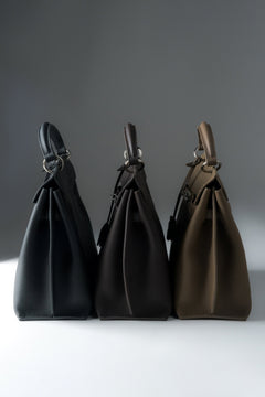 Profilansicht von drei Leder-Henkeltaschen zur Veranschaulichung der verschiedenen Größen.