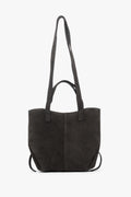 Frontansicht der dunkelbraunen Damen-Henkeltasche aus Natur-Velours in entfalteter Form mit langen Henkeln