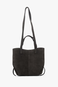 Frontansicht der dunkelbraunen Damen-Henkeltasche aus Natur-Velours in entfalteter Form mit langen Henkeln