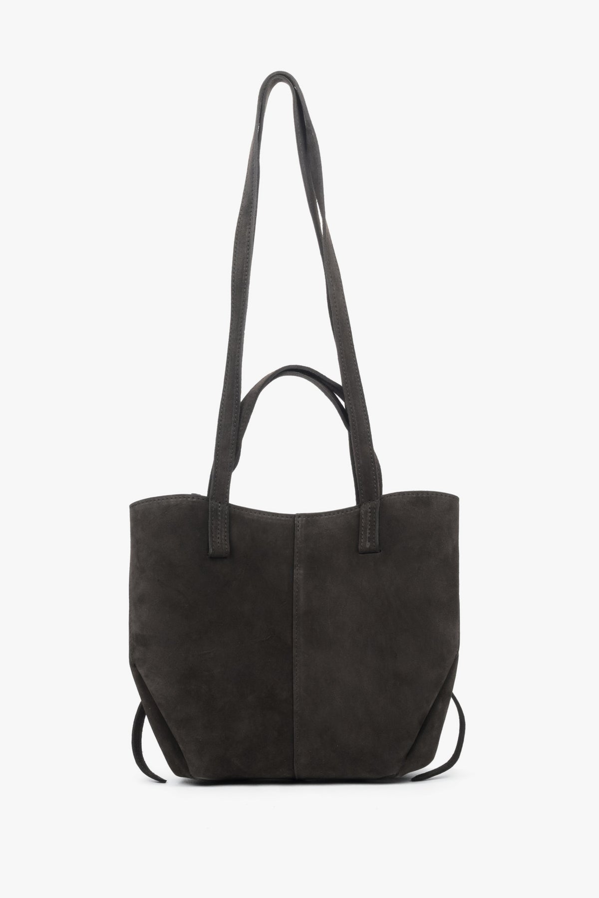 Frontansicht der dunkelbraunen Damen-Henkeltasche aus Natur-Velours in entfalteter Form mit langen Henkeln