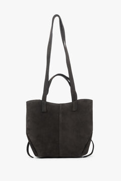 Frontansicht der dunkelbraunen Damen-Henkeltasche aus Natur-Velours in entfalteter Form mit langen Henkeln