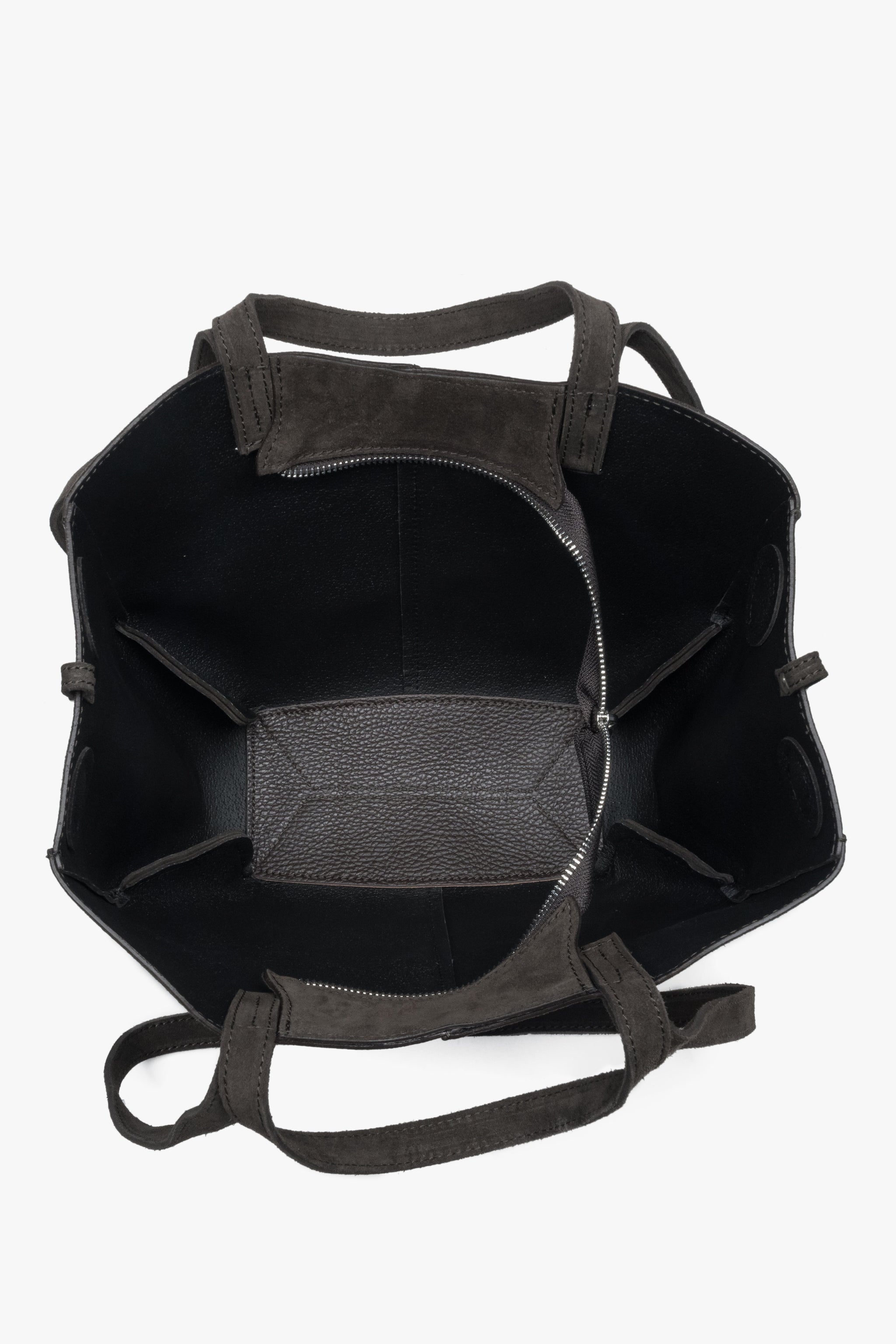 Draufsicht in das geräumige Innere der Velours-Tasche, das mit Echtleder ausgekleidet ist