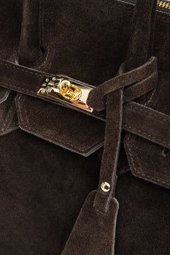 Nahaufnahme des edlen vorderen Verschlusses mit goldfarbenen Details und Leder-Pendant
