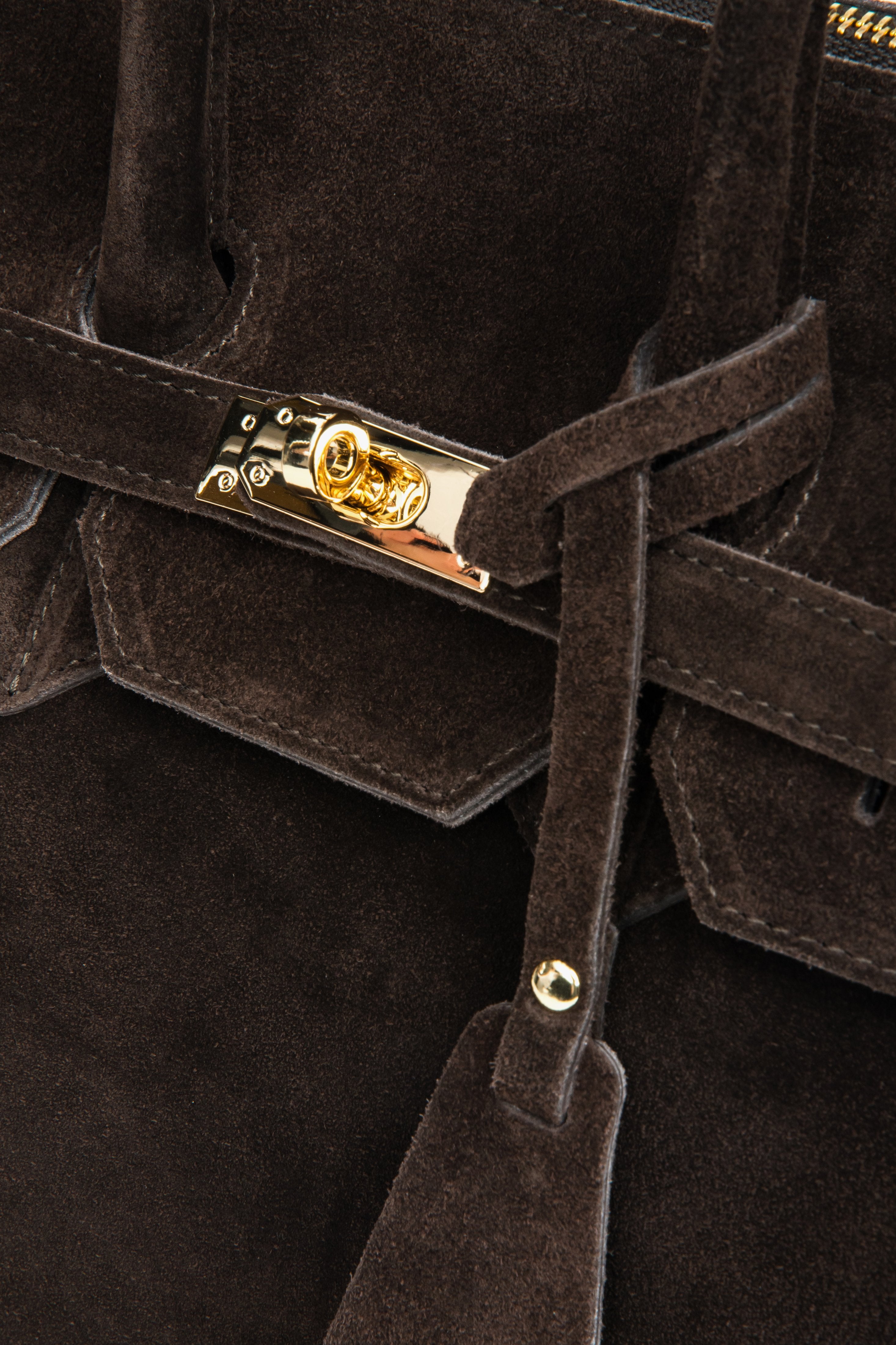 Nahaufnahme des edlen vorderen Verschlusses mit goldfarbenen Details und Leder-Pendant