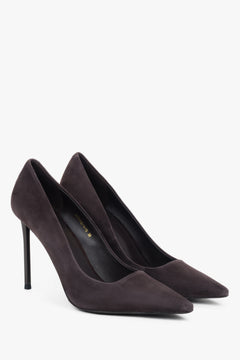 Seitenansicht der dunkelbraunen High Heels mit spitz zulaufender Zehenpartie.