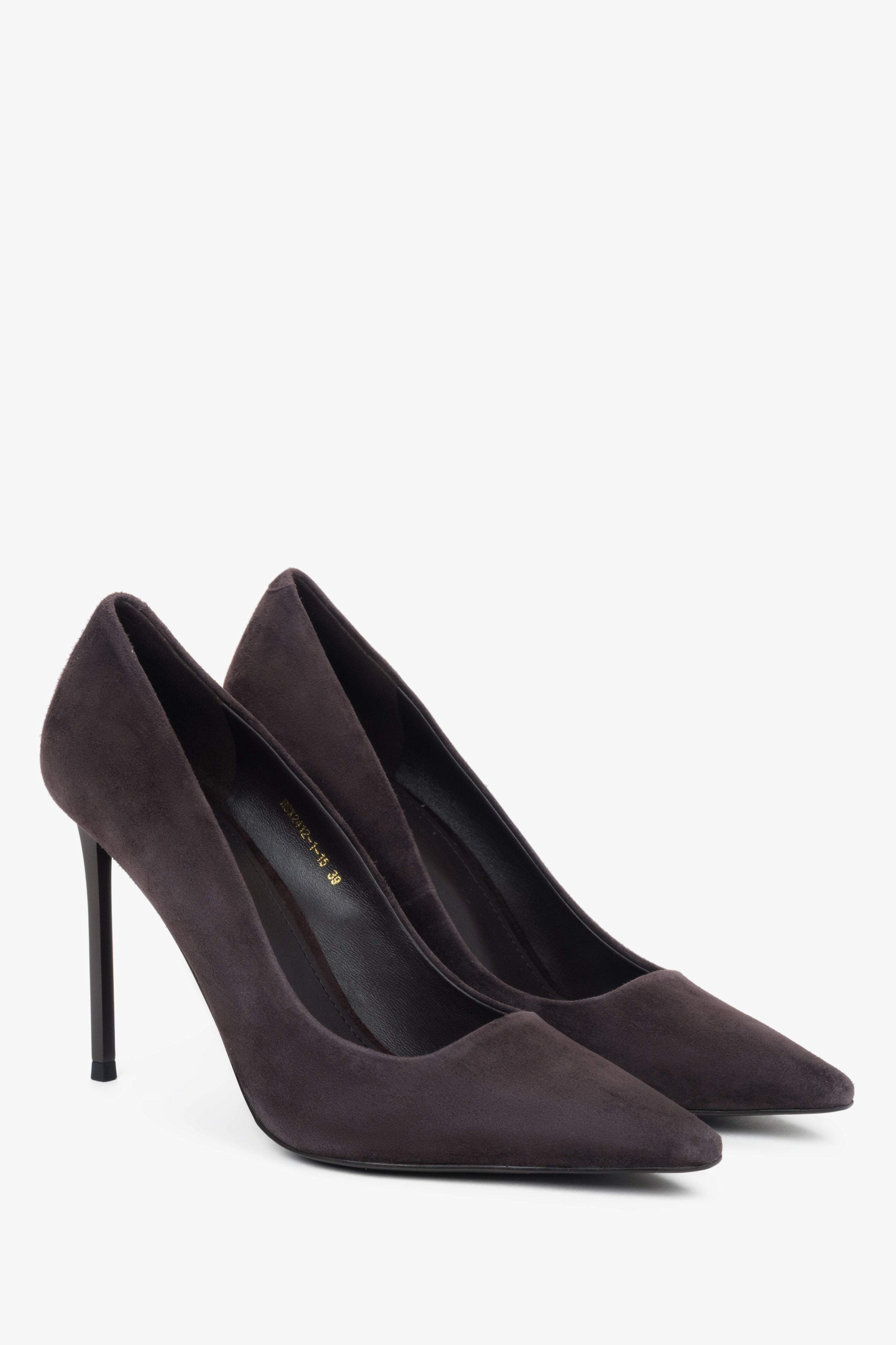 Seitenansicht der dunkelbraunen High Heels mit spitz zulaufender Zehenpartie.