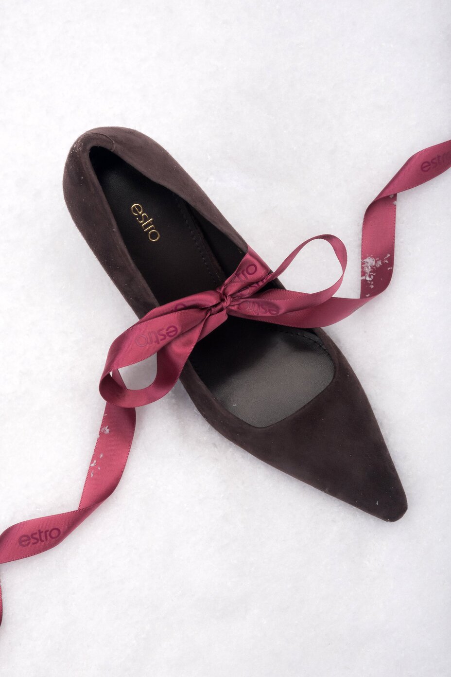 Draufsicht auf dunkelbraune High Heels für Damen aus natürlichem Velours.