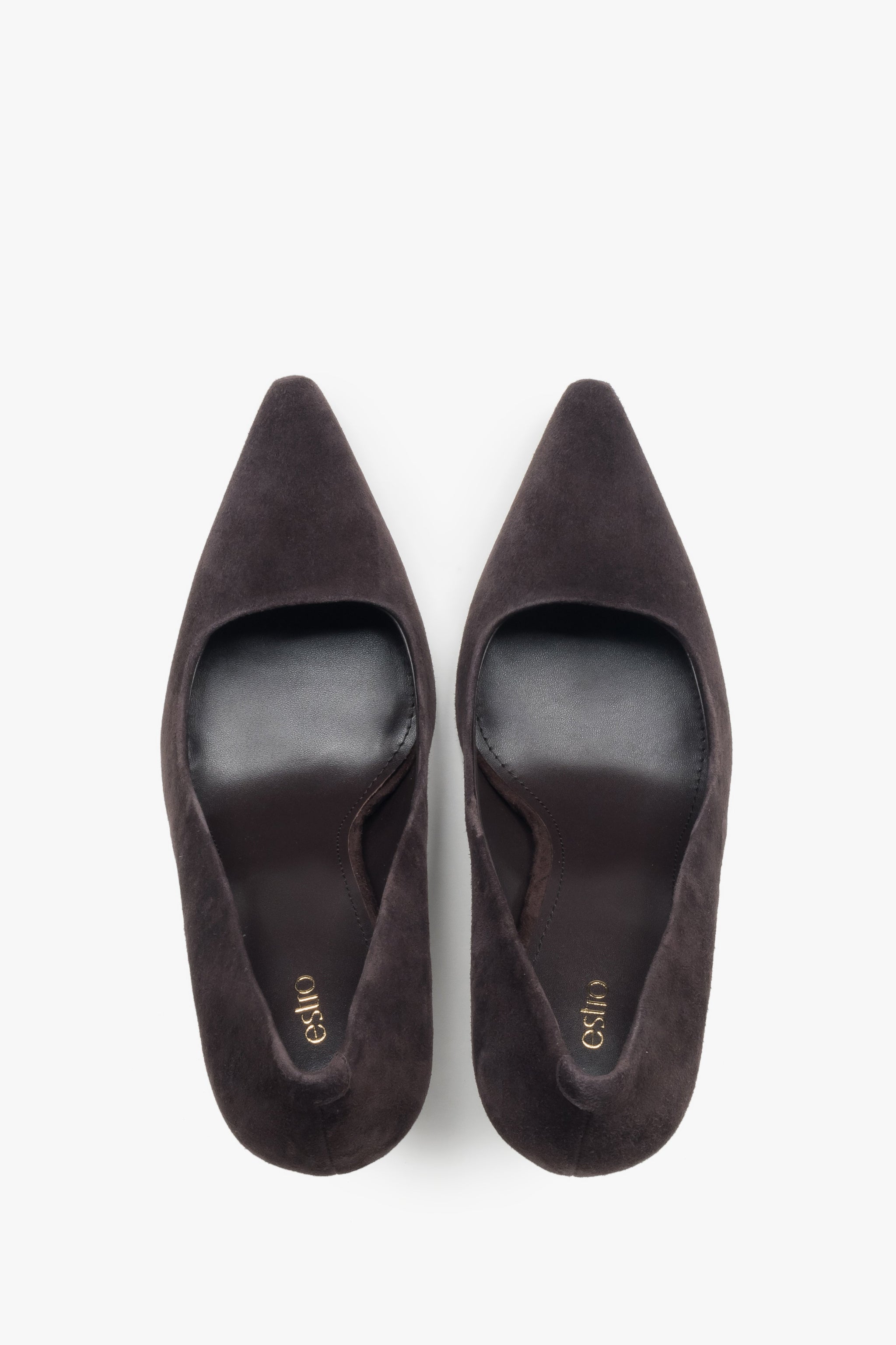 Detailansicht der spitzen Zehenpartie an dunkelbraunen Estro High Heels.