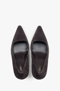 Detailansicht der spitzen Zehenpartie an dunkelbraunen Estro High Heels.