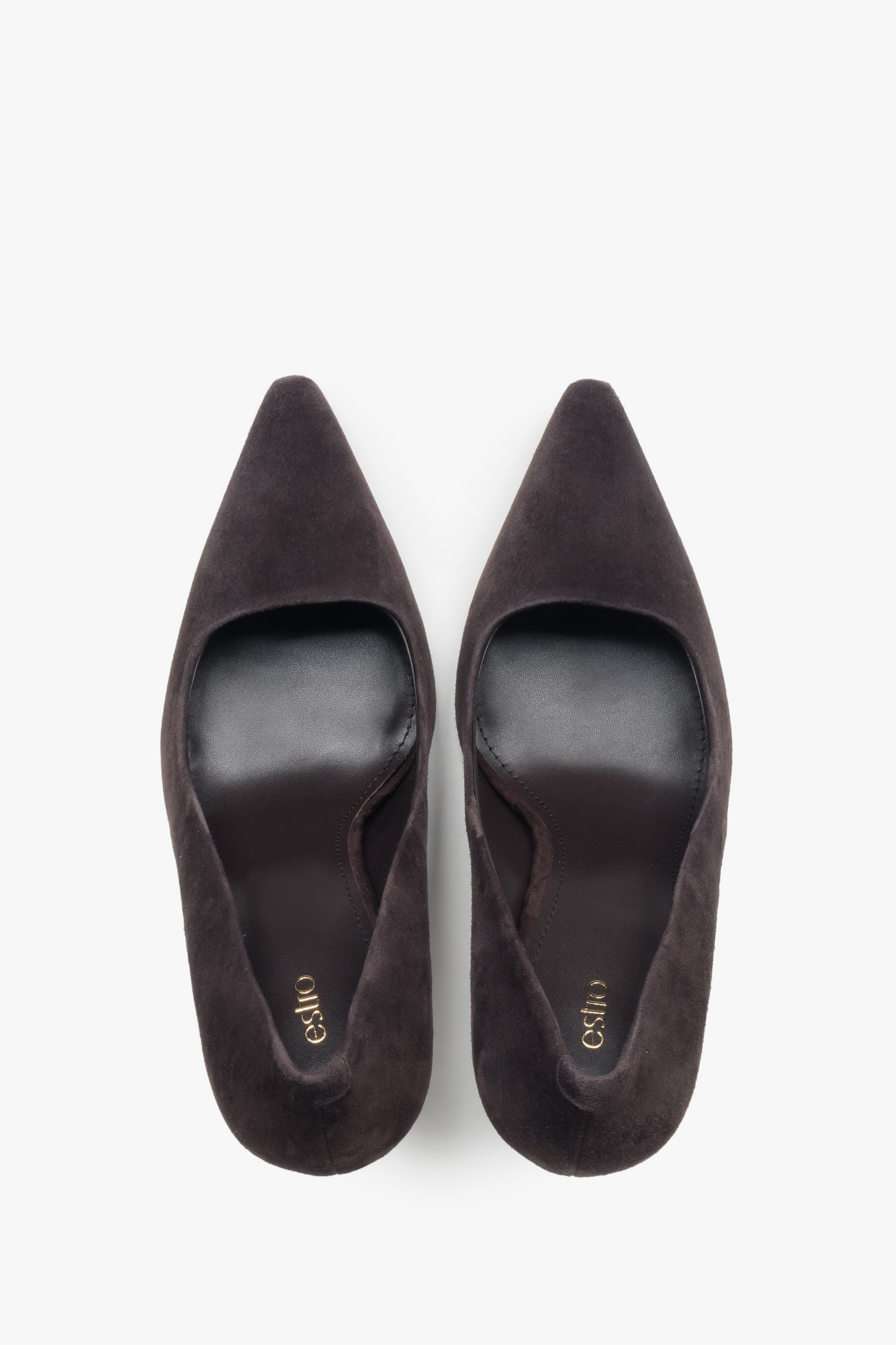 Detailansicht der spitzen Zehenpartie an dunkelbraunen Estro High Heels.
