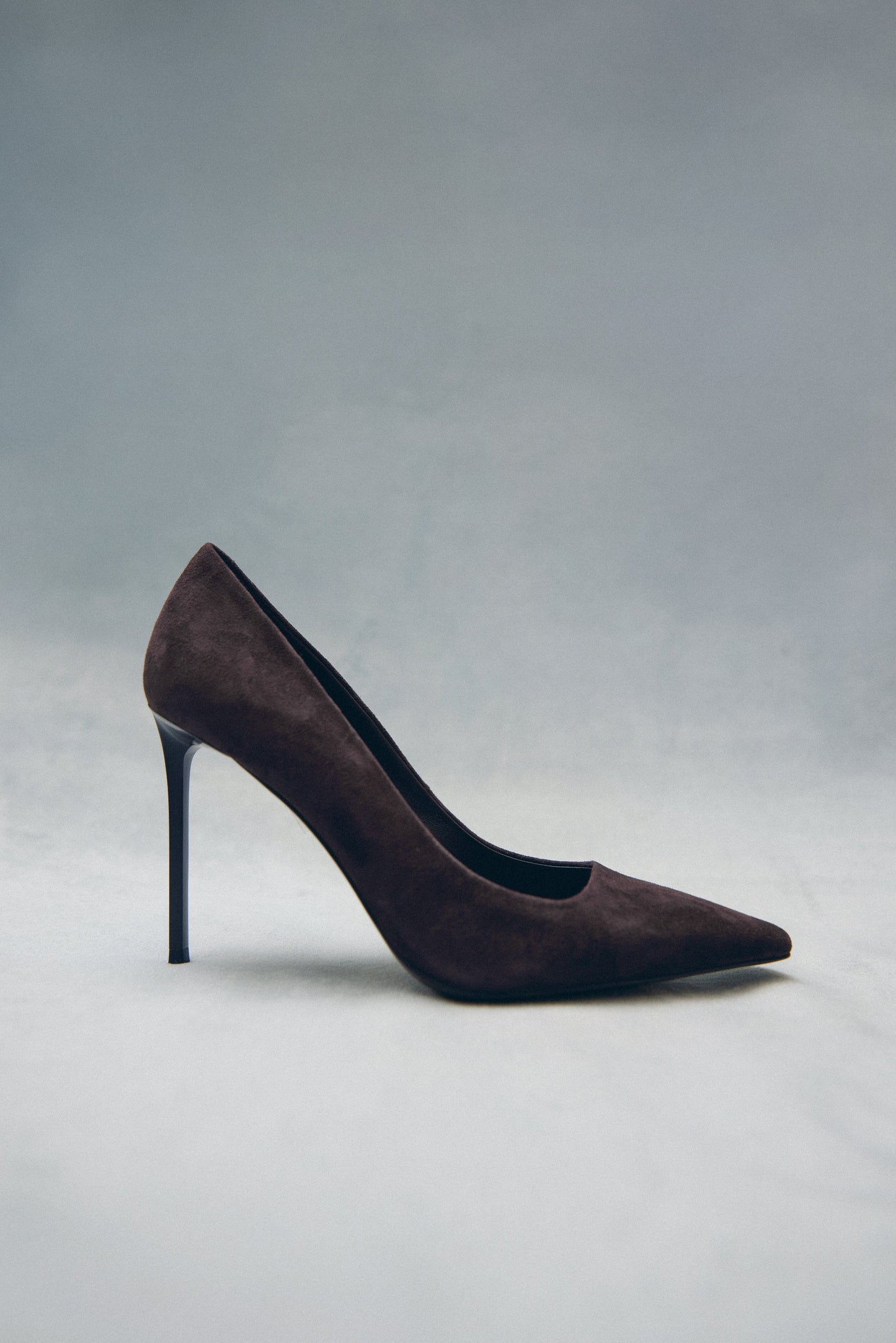 Seitenansicht der dunkelbraunen Damen-High-Heels mit schmalem Stilettoabsatz.