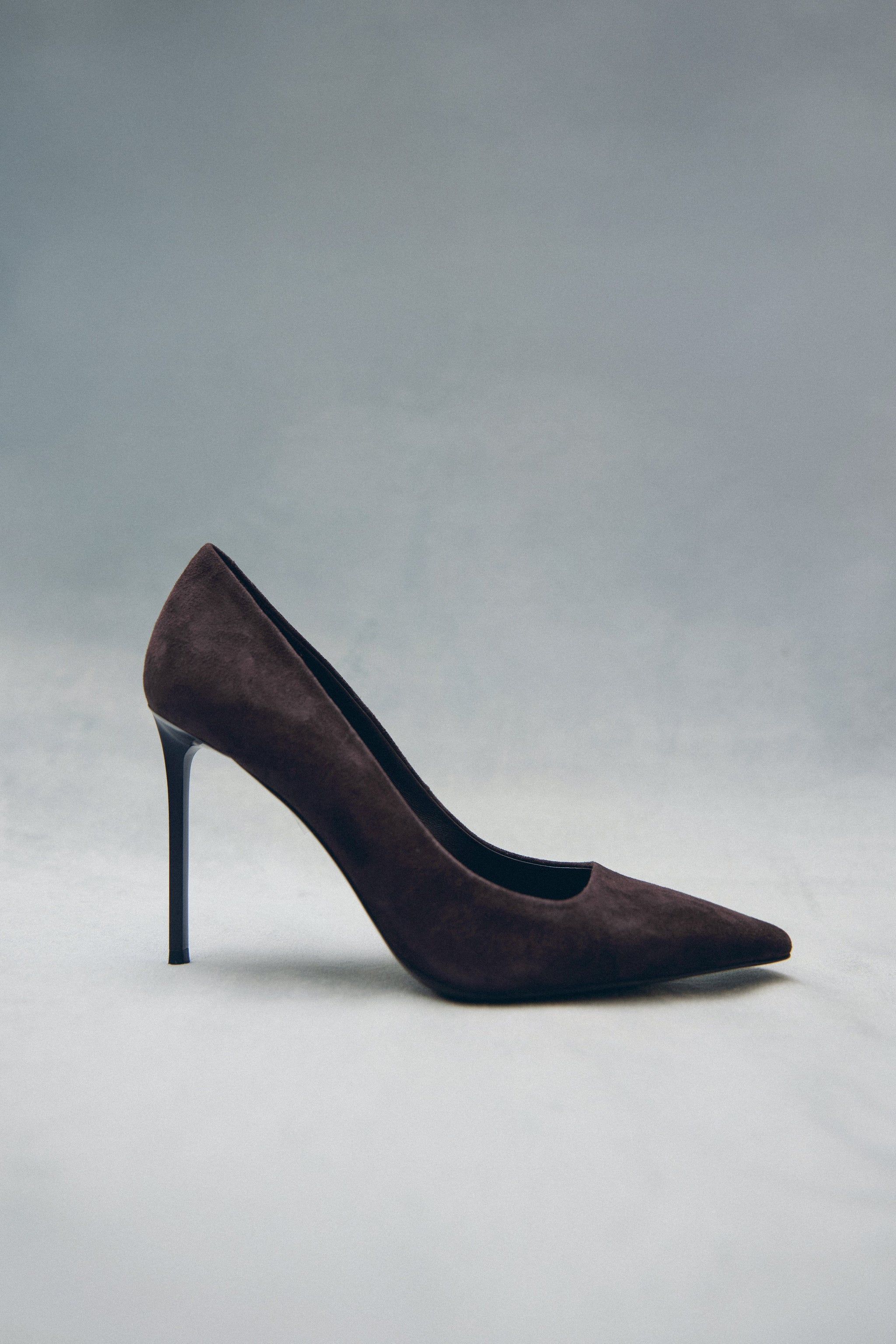 Seitenansicht der dunkelbraunen Damen-High-Heels mit schmalem Stilettoabsatz.