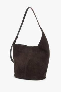 Dunkelbraune Damen-Hobo-Shopper-Tasche aus Veloursleder in schräger Vorderansicht