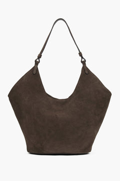 Silhouette der geräumigen dunkelbraunen Velours-Tasche mit langen Schulterriemen