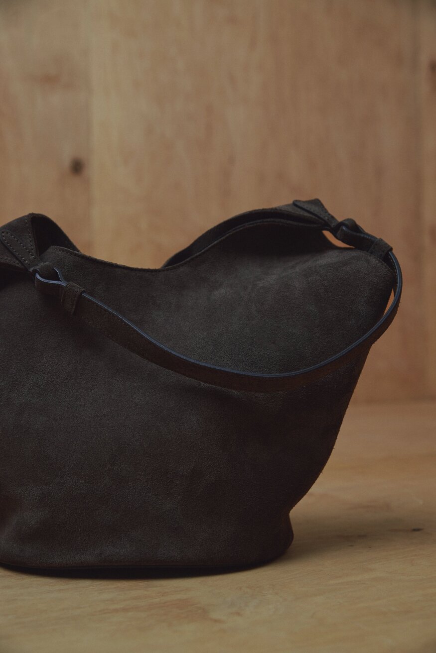 Nahaufnahme des Premium-Velours und der geschmeidigen Form der Tasche