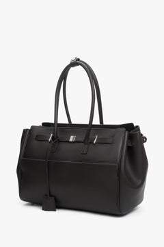 Schräge Ansicht der eleganten dunkelbraunen Satchel-Tasche mit silberfarbenen Beschlägen.