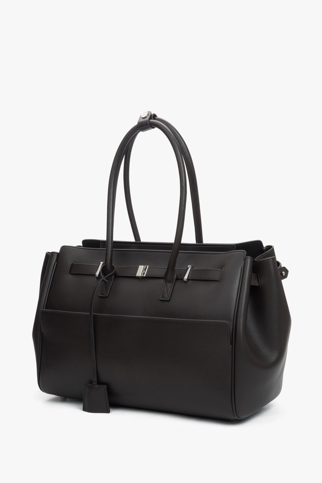 Schräge Ansicht der eleganten dunkelbraunen Satchel-Tasche mit silberfarbenen Beschlägen.