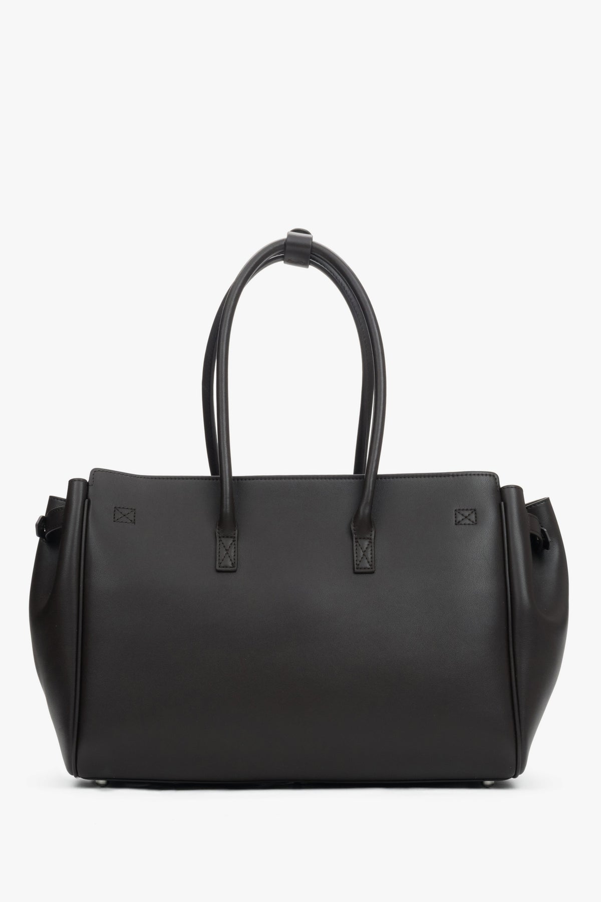 Rückansicht der geräumigen, dunkelbraunen Leder-Henkeltasche von Estro.