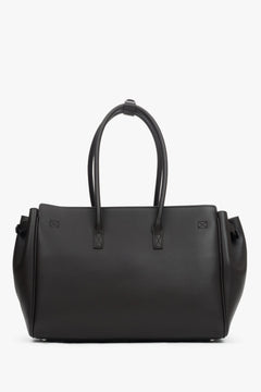 Rückansicht der geräumigen, dunkelbraunen Leder-Henkeltasche von Estro.