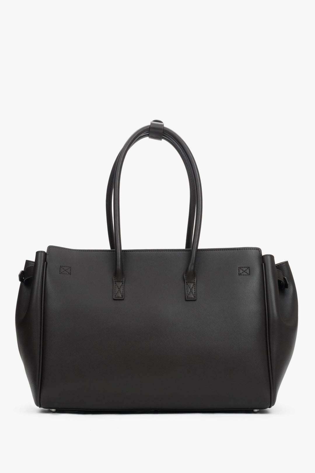 Rückansicht der geräumigen, dunkelbraunen Leder-Henkeltasche von Estro.