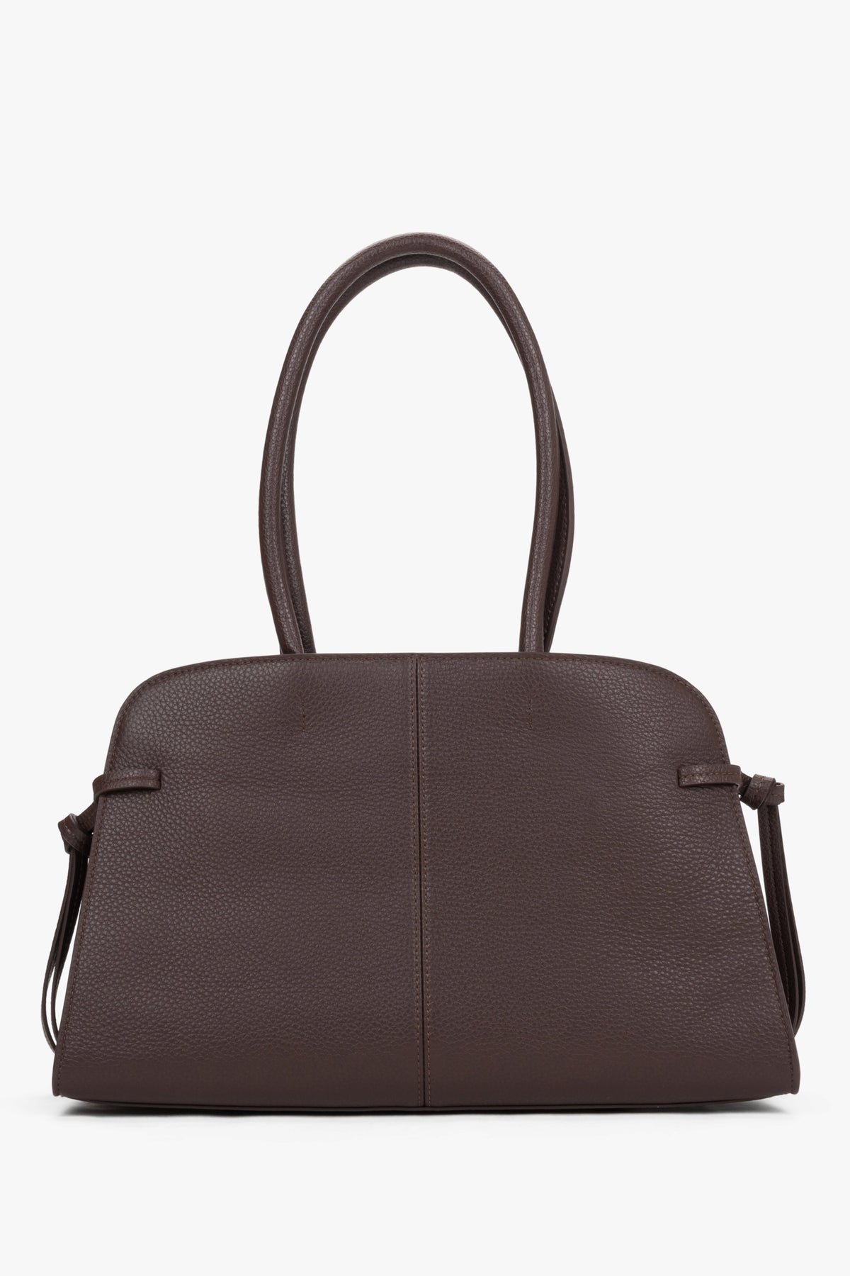 Frontalansicht der dunkelbraunen Damen-Handtasche aus genarbtem Echtleder