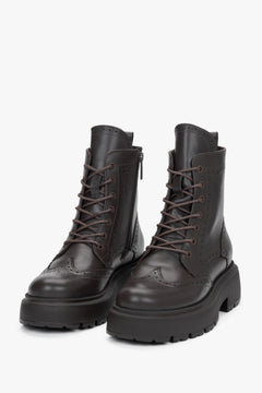 Frontale Ansicht des Paares dunkelbrauner Schnürstiefeletten mit feiner Lochmuster-Perforation