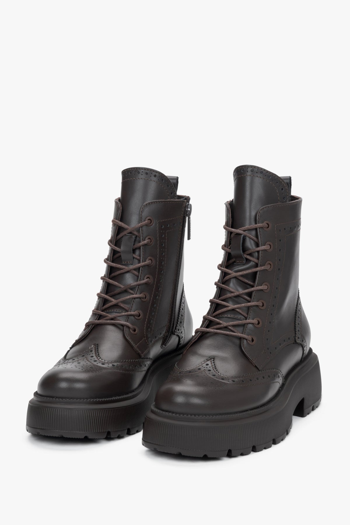 Frontale Ansicht des Paares dunkelbrauner Schnürstiefeletten mit feiner Lochmuster-Perforation