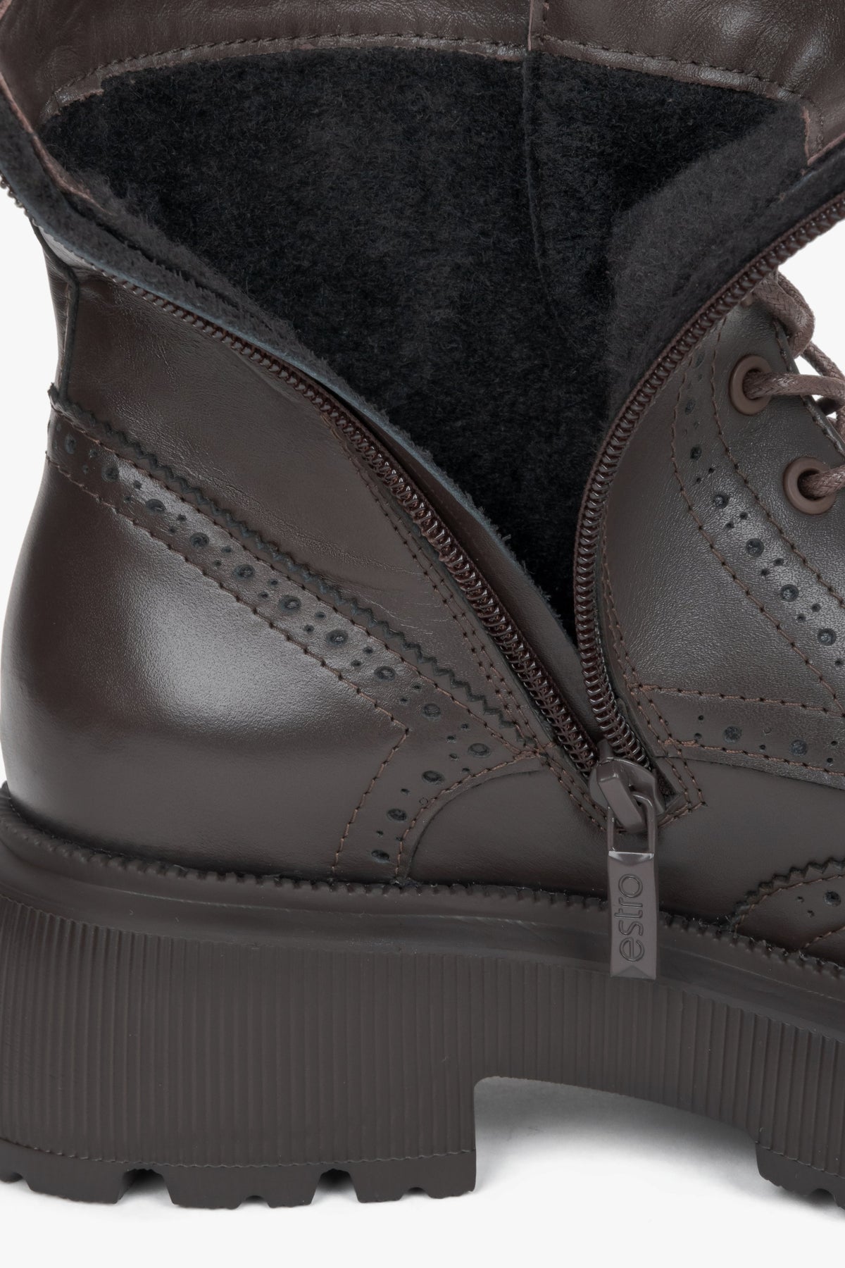Detailaufnahme des geöffneten seitlichen Reißverschlusses am Schaft mit Flanellfutter und Brogue-Nähten