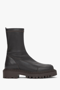Reines Seitenprofil der linken dunkelbraunen Damen-Lederstiefelette von Estro auf markanter Profilsohle