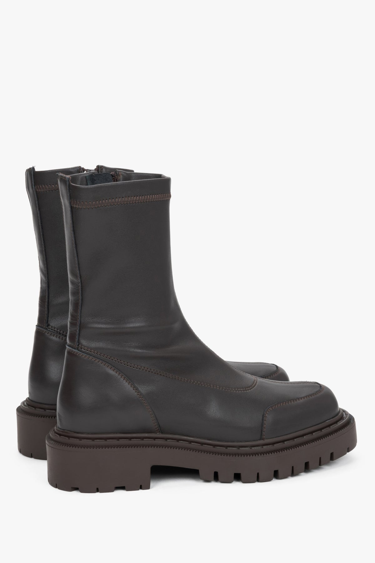 Rückwärtige Ansicht des Paares dunkelbrauner Stiefeletten, die die geriffelte Plateausohle und den engen Schaft zeigt