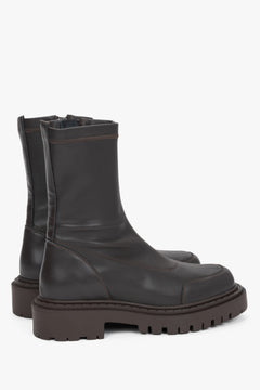 Rückwärtige Ansicht des Paares dunkelbrauner Stiefeletten, die die geriffelte Plateausohle und den engen Schaft zeigt