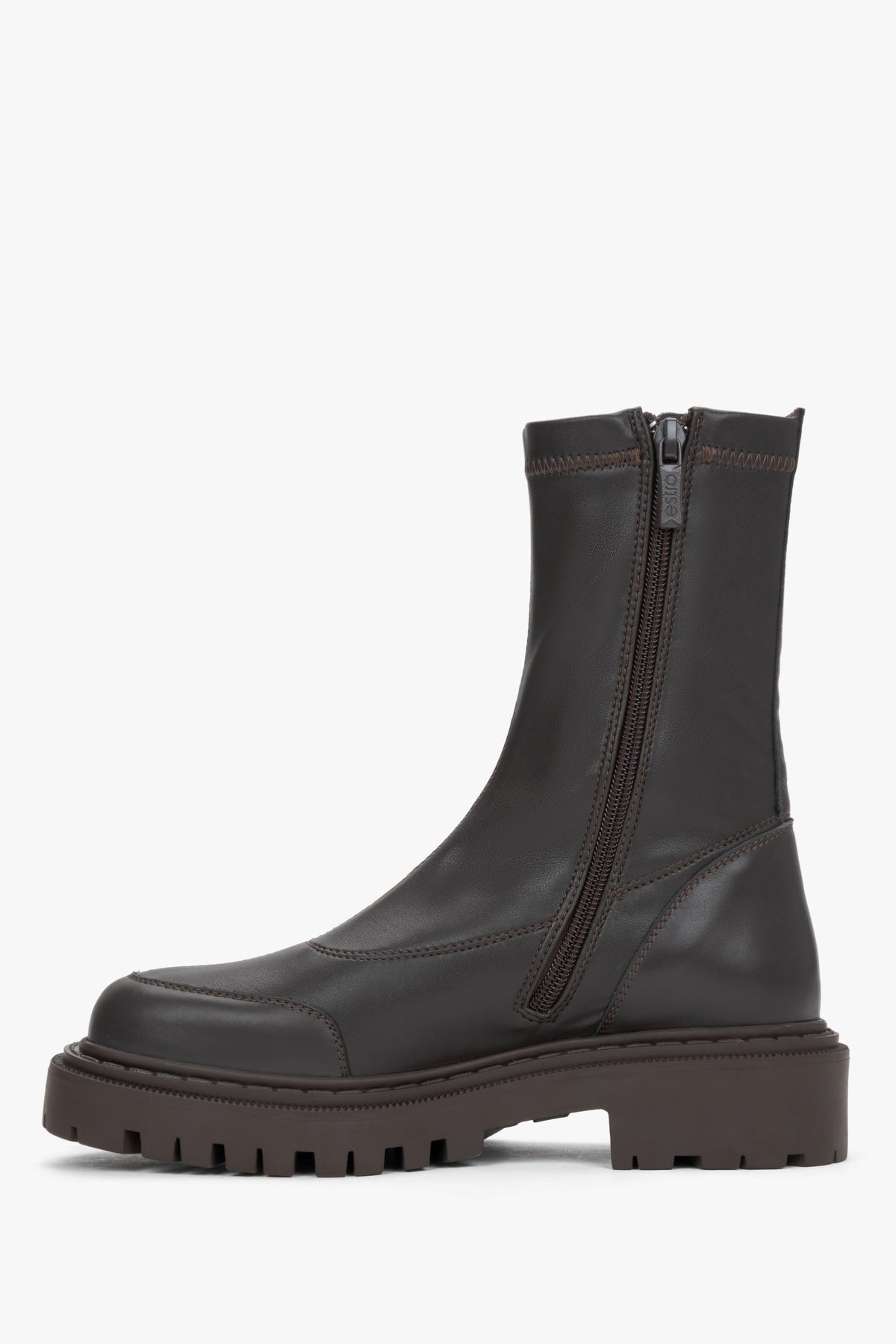 Reines Seitenprofil des rechten dunkelbraunen Sock-Boots aus Glattleder