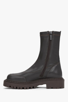 Reines Seitenprofil des rechten dunkelbraunen Sock-Boots aus Glattleder