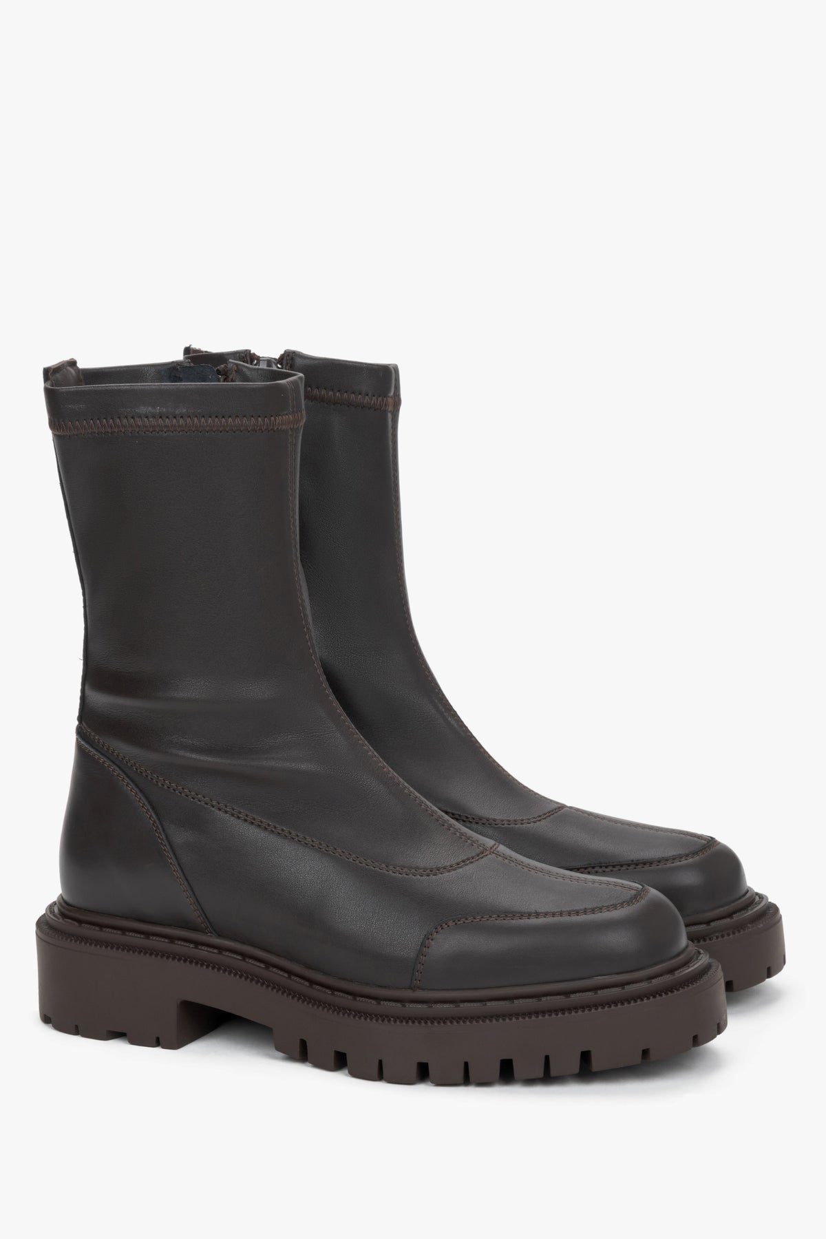 Seitenprofil von außen auf das Paar dunkelbrauner Lederstiefeletten mit markanter TR-Gummi-Sohle