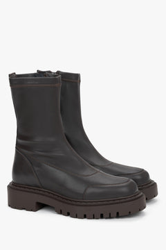 Seitenprofil von außen auf das Paar dunkelbrauner Lederstiefeletten mit markanter TR-Gummi-Sohle