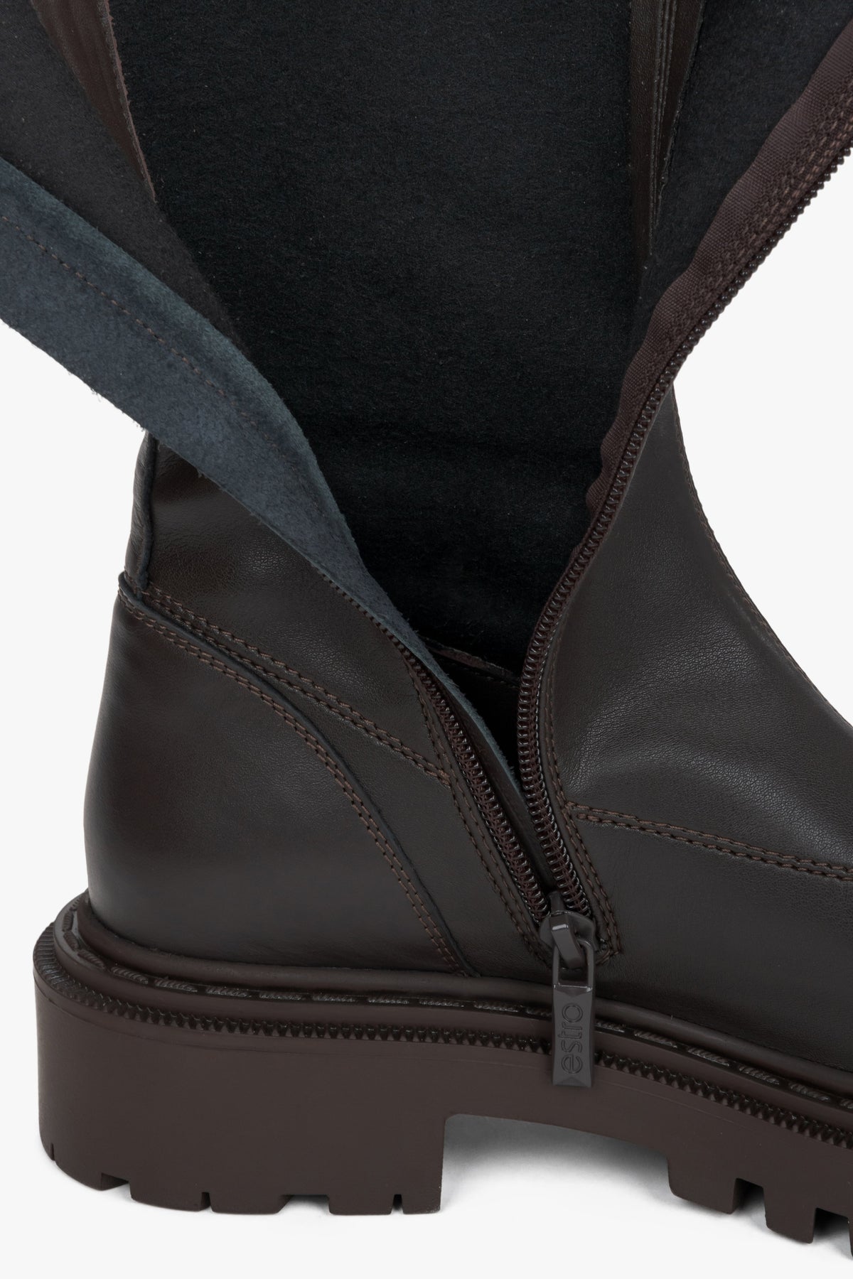 Nahaufnahme des geöffneten Schafts der dunkelbraunen Stiefelette, die den Reißverschluss und das Lederfutter zeigt