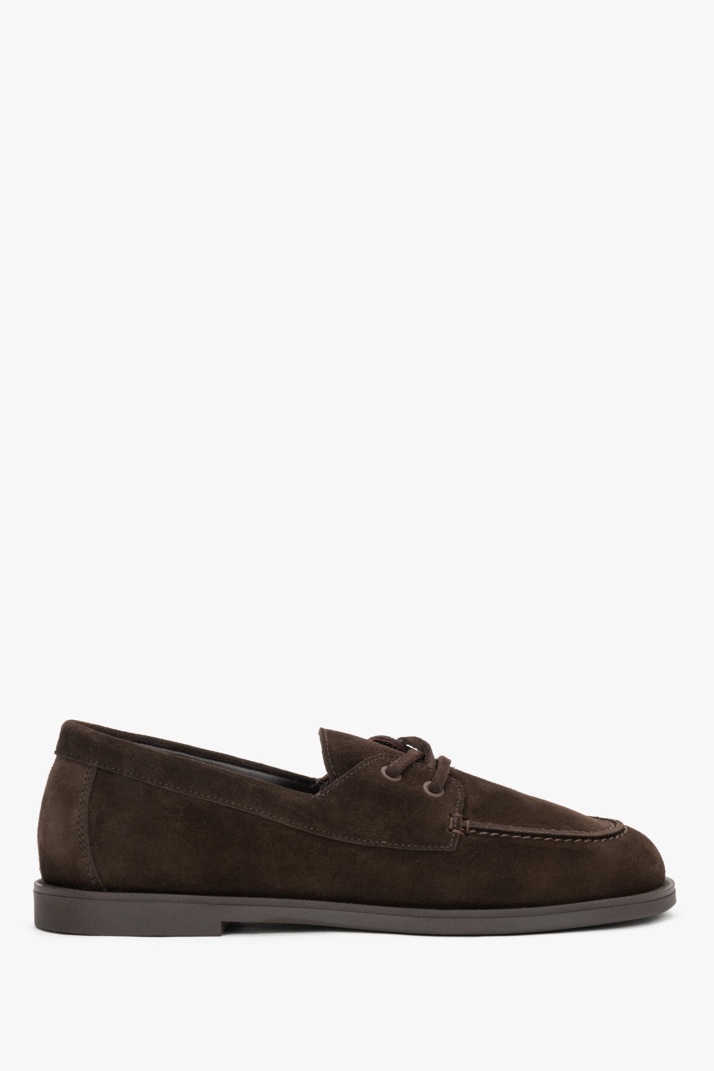 Seitenprofil der dunkelbraunen Velours-Loafer für Damen mit maritimer Zierschnürung