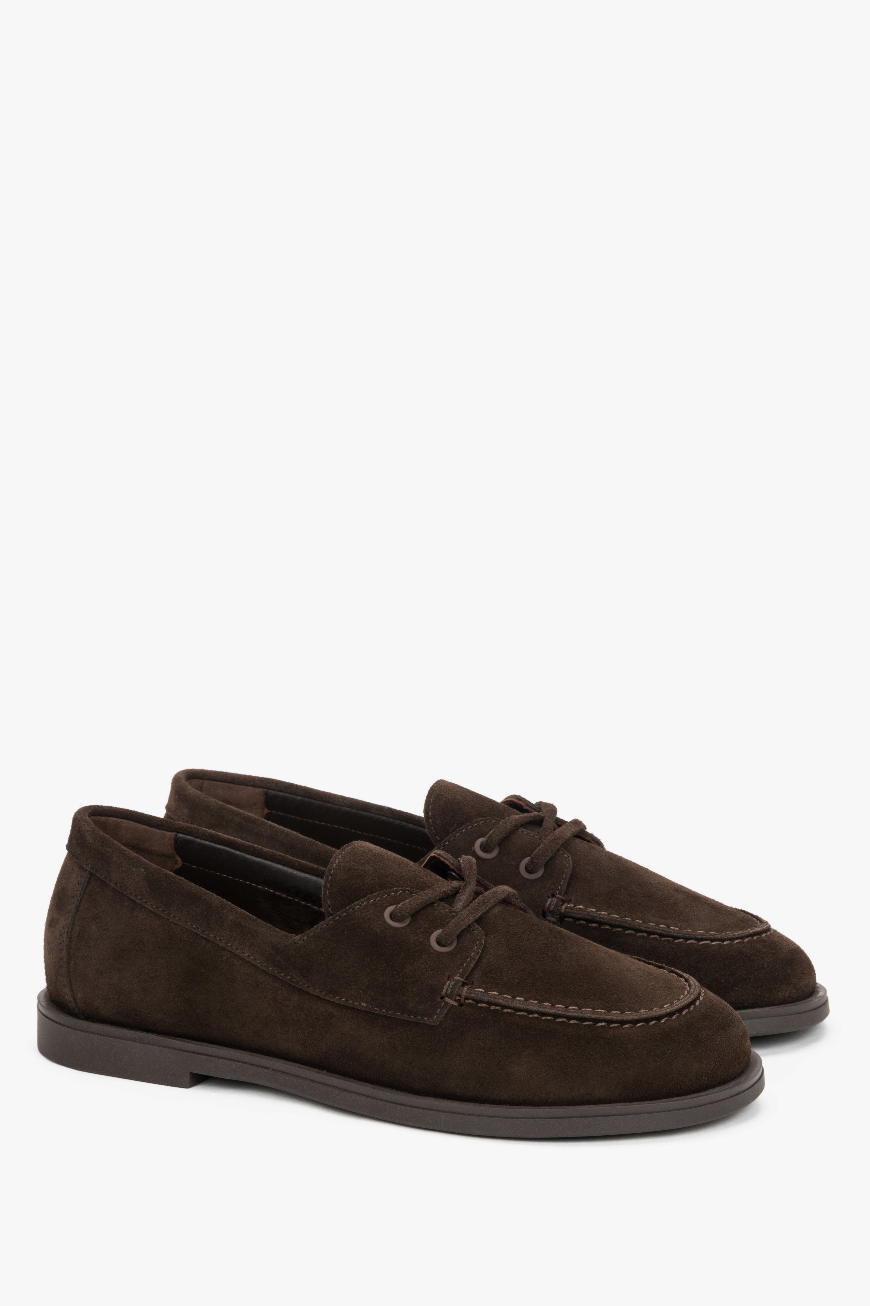 Schrägansicht des Paares der dunkelbraunen Estro-Loafer aus Premium-Velours