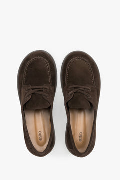 Draufsicht auf die weiche Innensohle aus Naturleder der dunkelbraunen Slip-on-Schuhe
