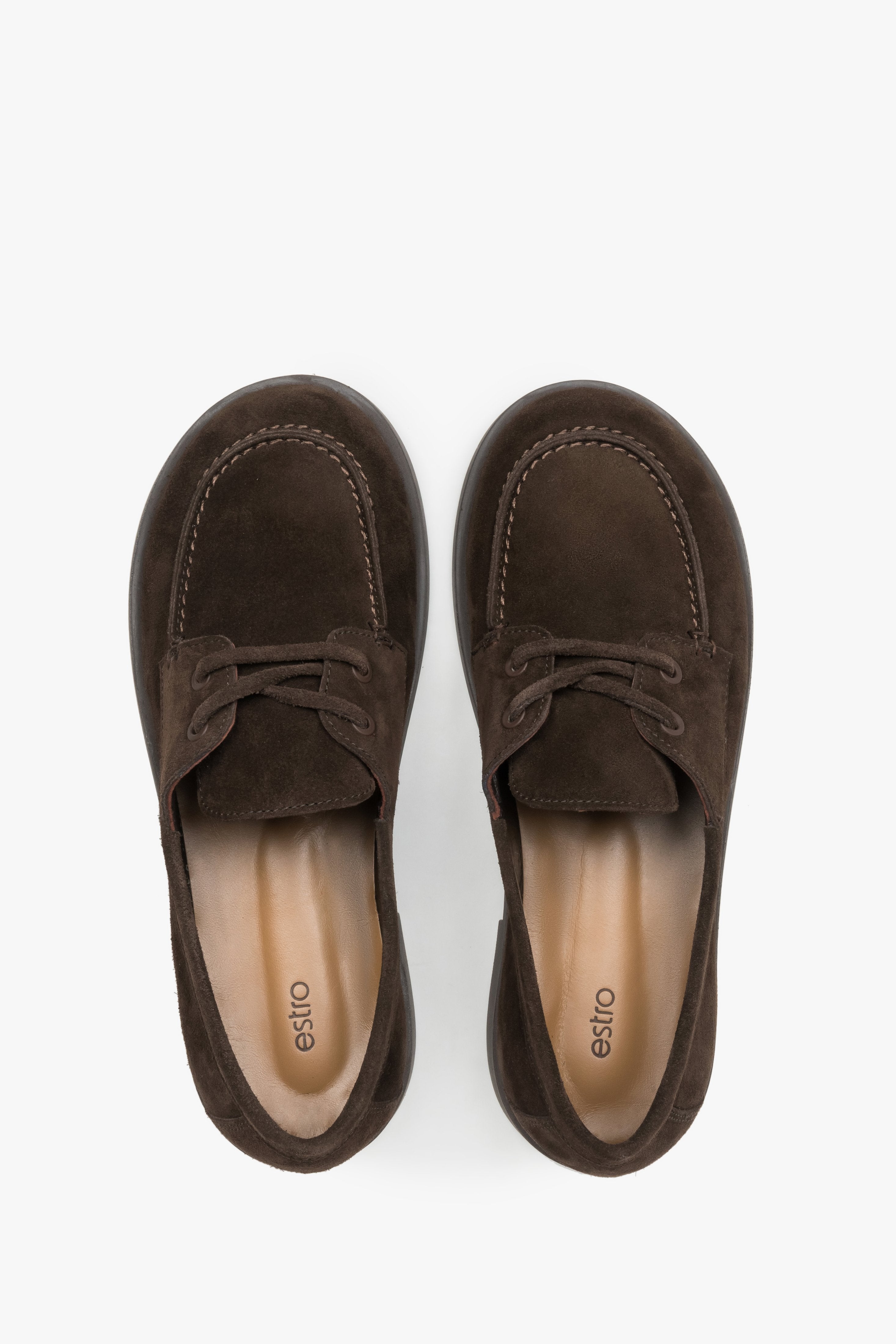 Draufsicht auf die weiche Innensohle aus Naturleder der dunkelbraunen Slip-on-Schuhe