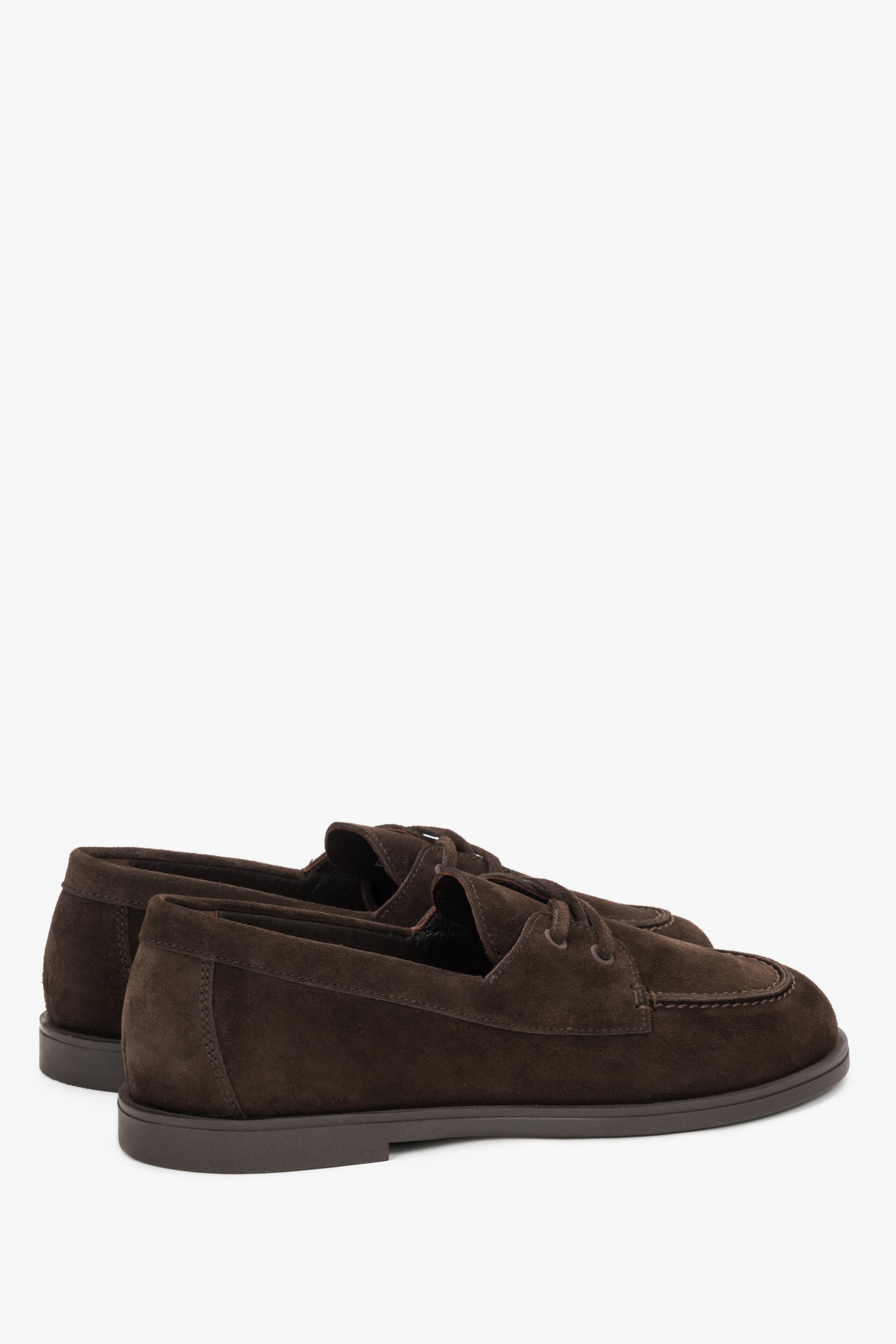 Rückwärtige Seitenansicht der dunkelbraunen Damen-Loafer, die das Design des Fersenbereichs zeigt
