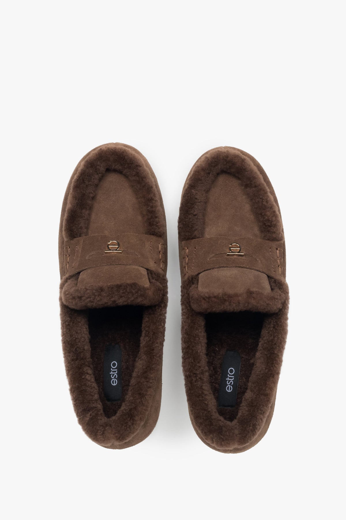 Draufsicht auf das Paar dunkelbrauner Velours-Loafer mit Pelzbesatz und goldenem Logo