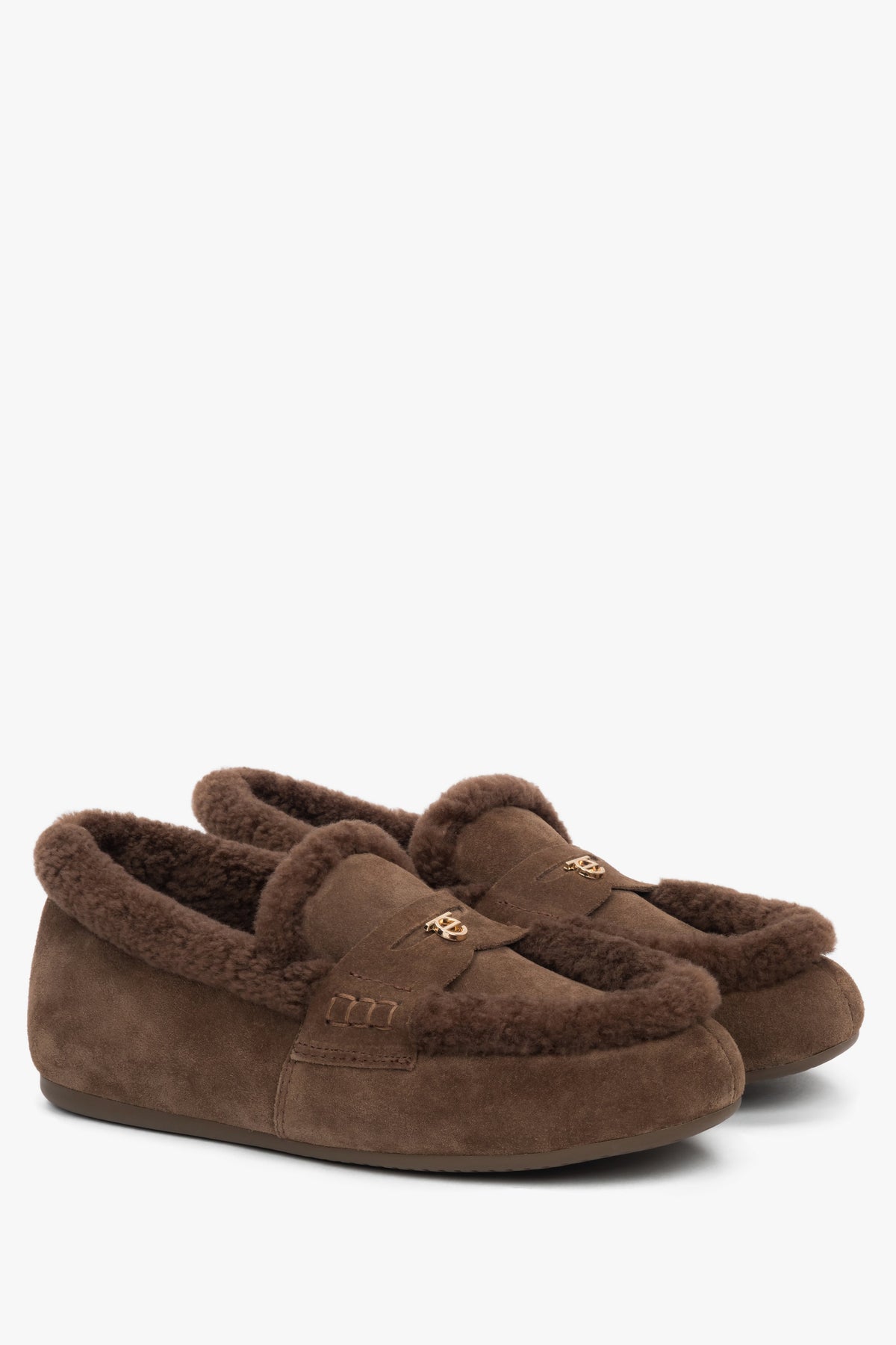 Schräge Frontalansicht der braunen Winter-Loafer aus Echtleder