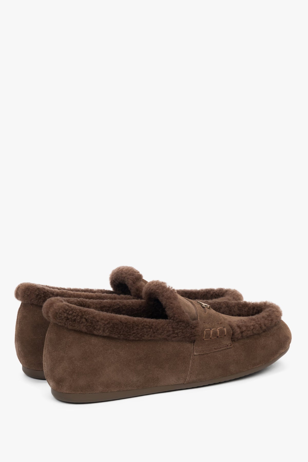 Rückwärtige Ansicht der gefütterten dunkelbraunen Damen-Loafer