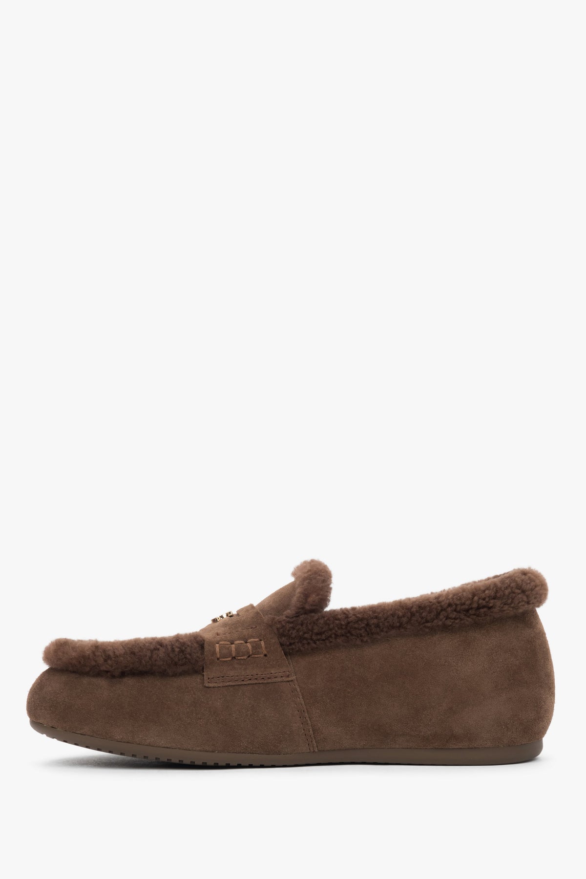 Flaches Seitenprofil der dunkelbraunen Damen-Loafer aus Veloursleder mit weichem Pelzbesatz 