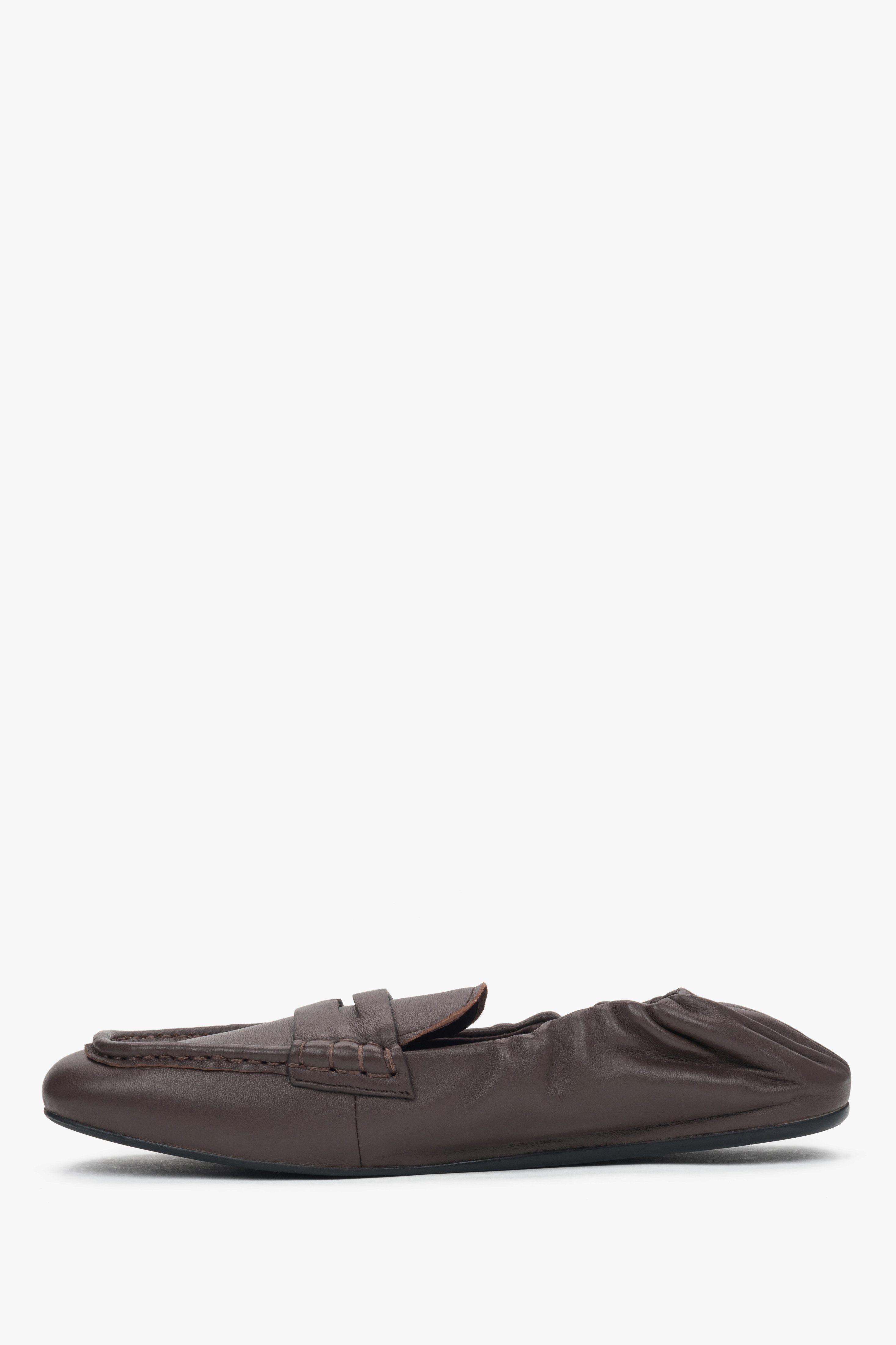 Dunkelbraune Damen-Loafer von Estro mit flexibler Sohle und weichem Fersenteil.