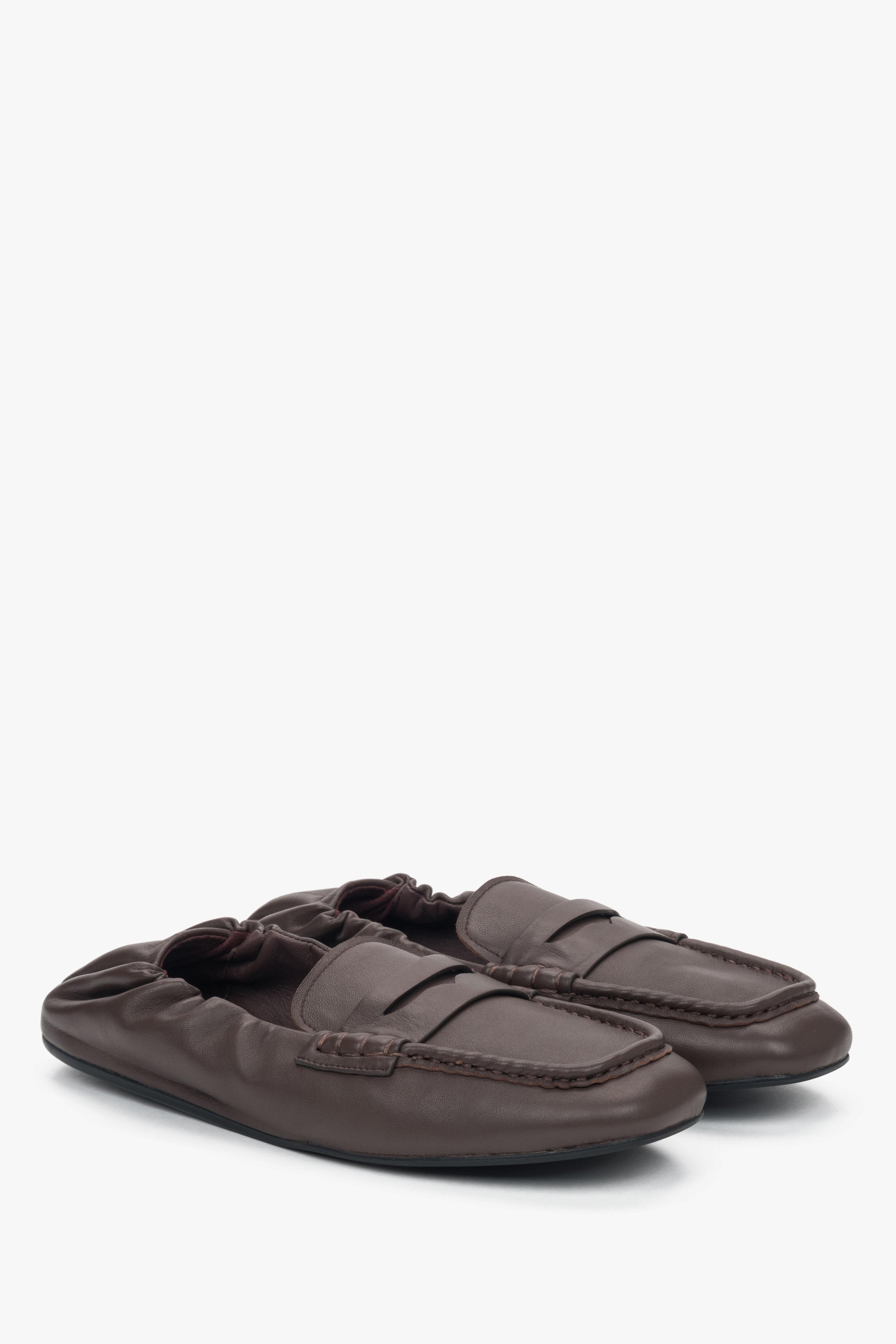 Detailansicht der hochwertigen dunkelbraunen Slipper mit weicher Ferse. 