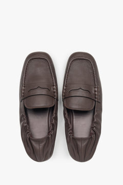 Flexible Damen-Halbschuhe in Dunkelbraun aus weichem Material.