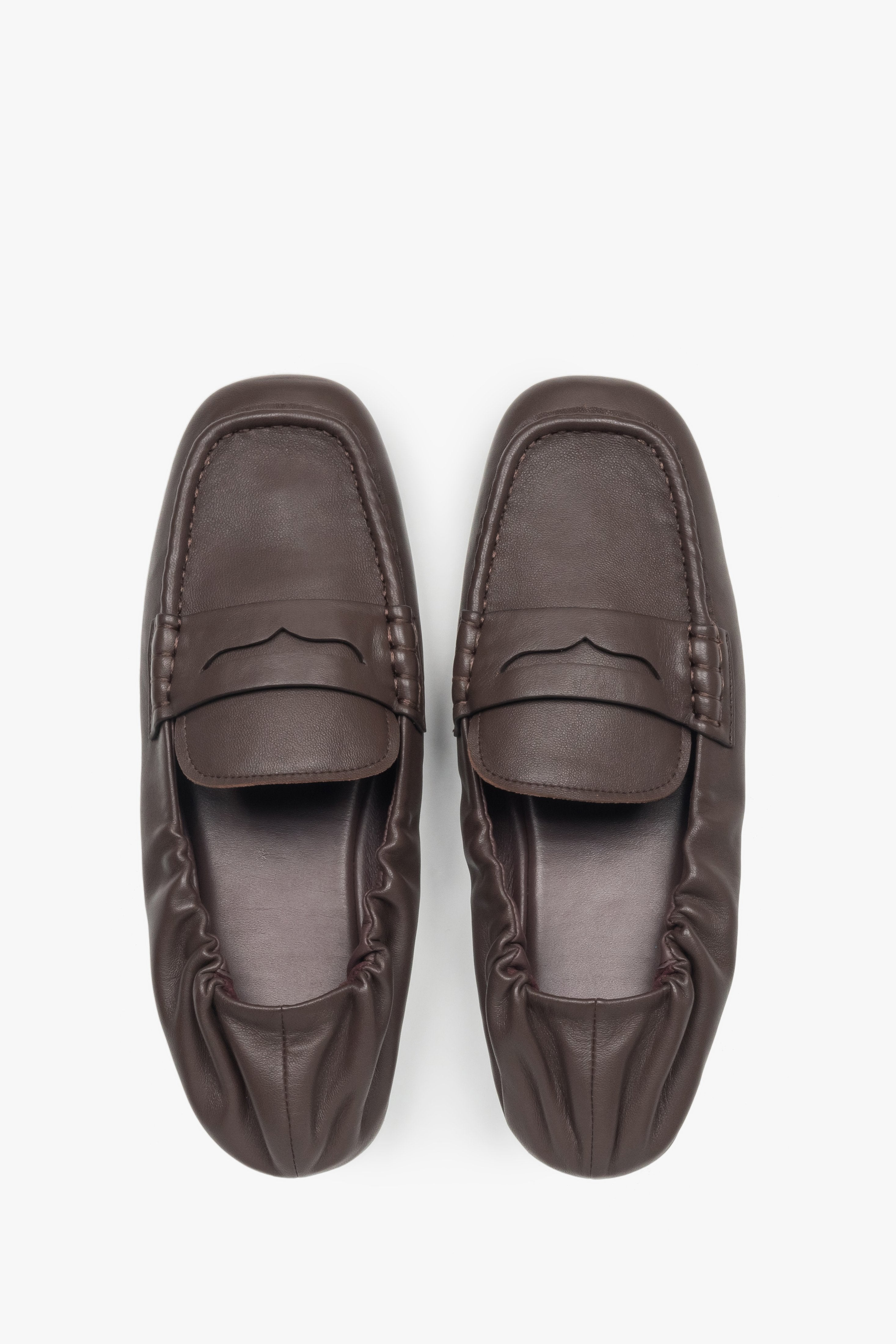 Flexible Damen-Halbschuhe in Dunkelbraun aus weichem Material.