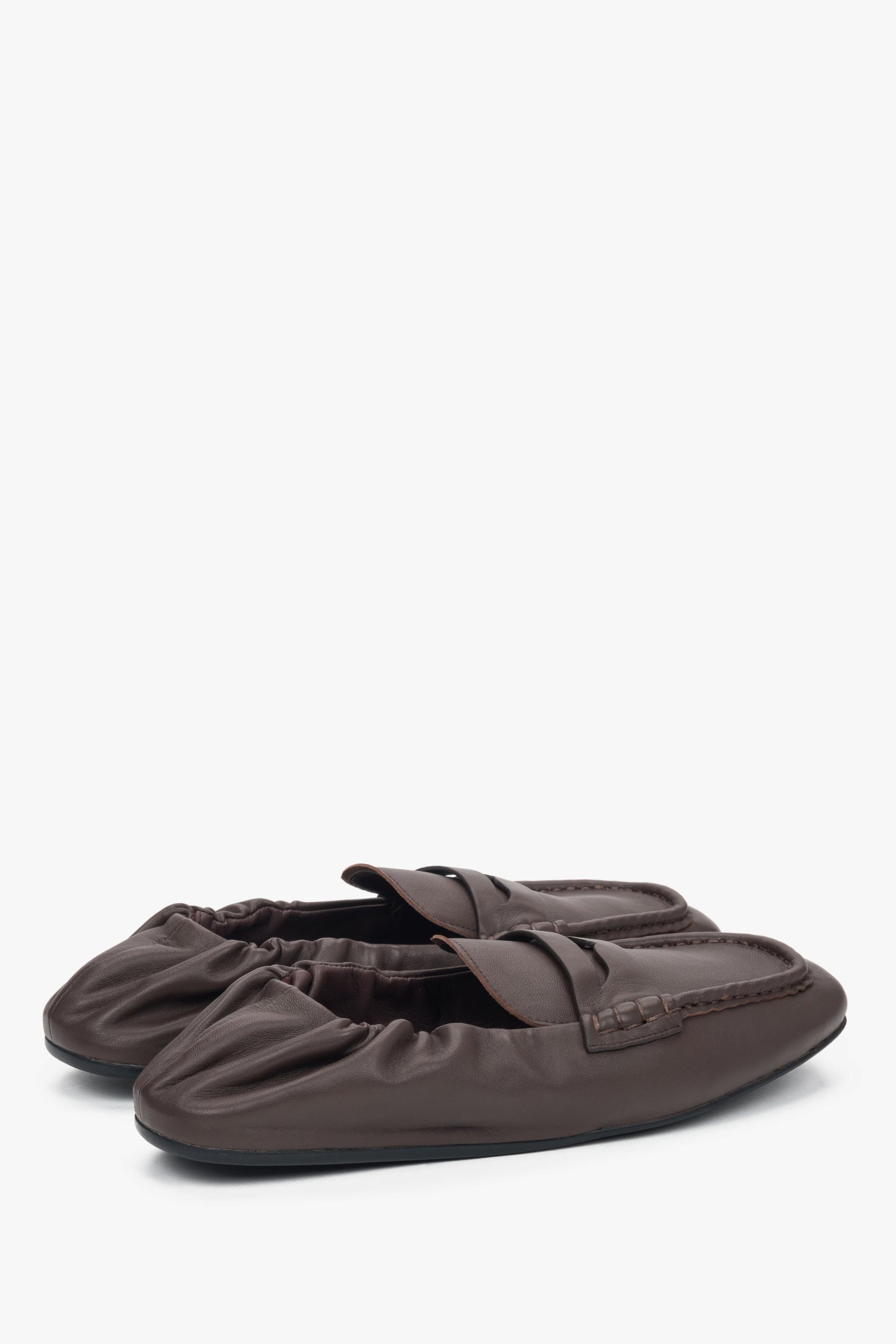 Bequeme dunkelbraune Slipper für Damen – ideal für Freizeit und Büro. 